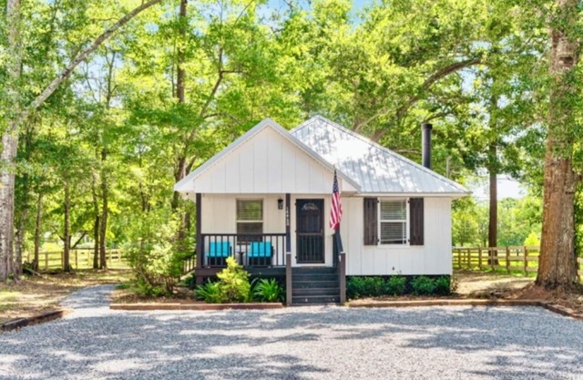 Lob Lolly’s Ivy Cottage, a charming cottage 5 minutes from downtown Fairhope.