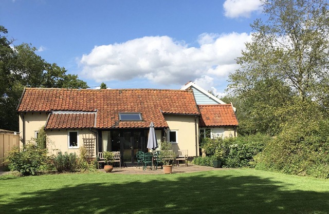 IVY HOUSE BARN, pet friendly, character holiday cottage in Stradbroke