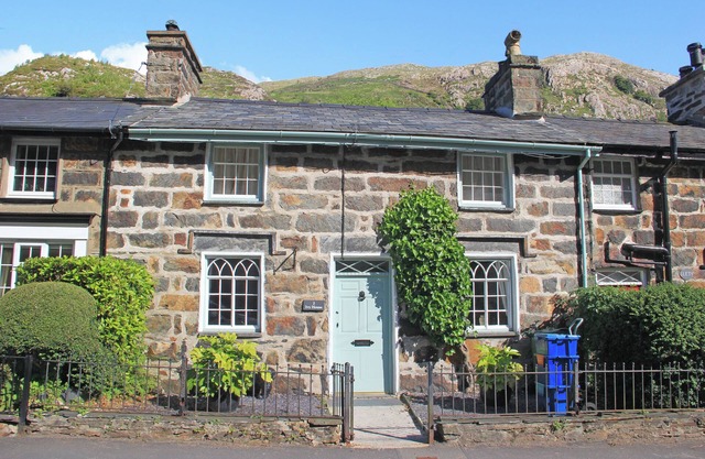 IVY HOUSE, pet friendly, with open fire in Beddgelert