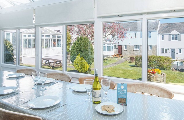 Ivy Tower House, Holiday Home Ivy Tower Village, St Florence, Sleeps 12, 6 bedrooms, bathrooms
