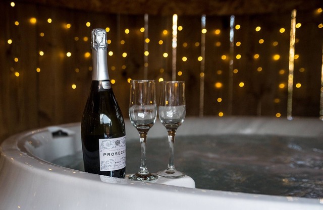 Ivydene - Luxury Cottage with Covered Hot Tub and Log Burner.