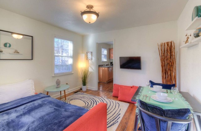 Jolly Jefferson Ave - Walk to the best of Midtown!