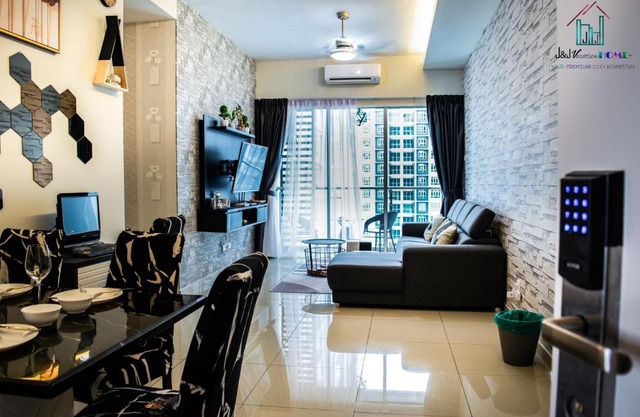 J&J Vacation Home@Parkland Residence