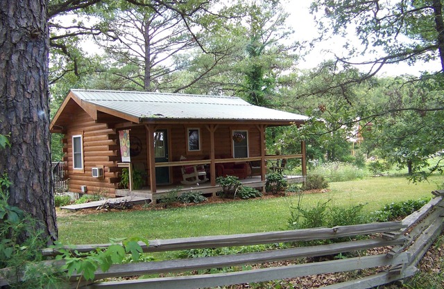Log Cabin Jack Près Meramec au cadre paisible et boisé avec bain à remous