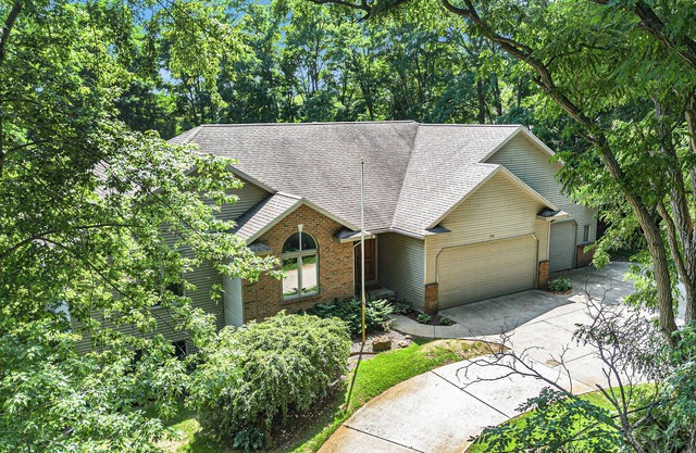 Jackson Woods: Watch Nature Bloom from a Modern Retreat