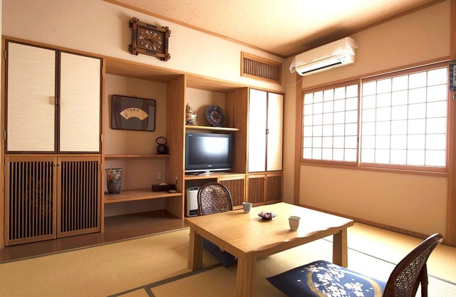 JapaneseWestern style room with openair bath / Yufu Ōita