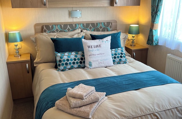 Jasmine 2-bedroom dog-friendly caravan + sea view on Rockley Park, Poole Harbour