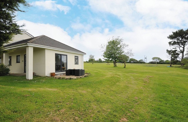JASMINE AT MOORHEAD COUNTRY HOLIDAYS, with pool in Woolfardisworthy