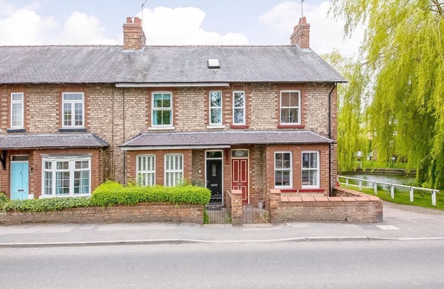Beautiful 3 bedroom Cottage in Haxby, 5 miles from York, Parking, Free Wifi