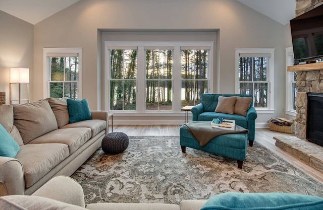 Nouvelle maison au bord du lac près des îles Lanier avec quai privé. Une vue imprenable sur chaque chambre!