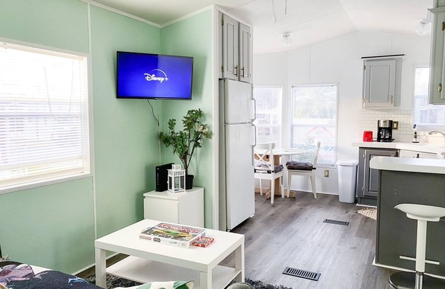 Jedi cottage 4 miles from Disney! Mins from universal!