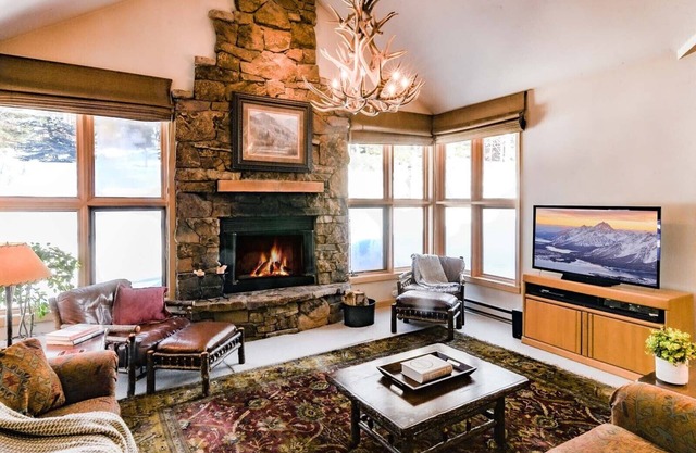 JHRL-Spacious townhome steps from Moose Creek charilift