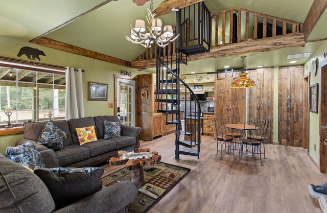 Rustic Cabin With Hot Tub, EV Charger, BBQ Grill & Outdoor Games!