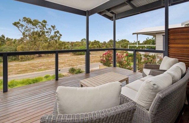 Jo's Sanctuary- 4 Bdrms, Sleeps 10, Beach & scrub