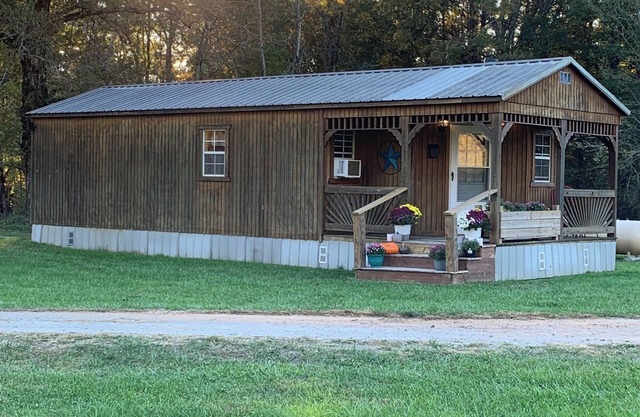Joe's Place a cozy cabin with WiFi and AC in charming Tracy City.