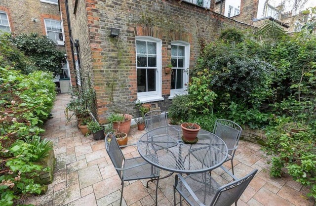2 Bed Flat with Garden next to Battersea Park!