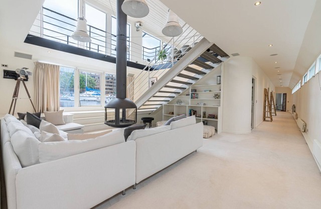 Stunning 5-bed boathouse on the River Thames, in East London
