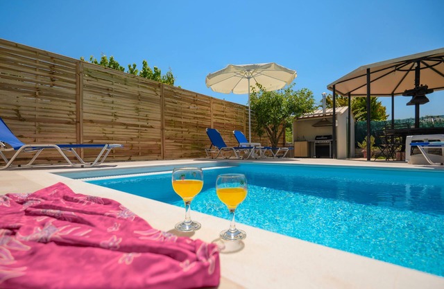 Jokos in Roda: Cozy 2-Storey Home Near Agnos Beach