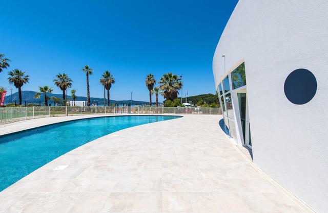 Vue magnifique de la mer! Appartement cosy et ensoleillé avec accès piscine