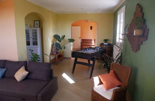 Joli coin de verdure avec piscine et spa