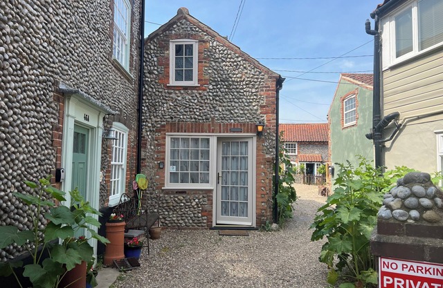 1 bedroom Bolthole Jollyboat Cottage,High St,50m to Quay.FAB!!!
