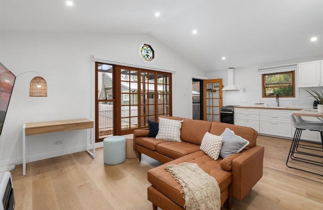 Jony's Cottage - Private, peaceful, close to town!