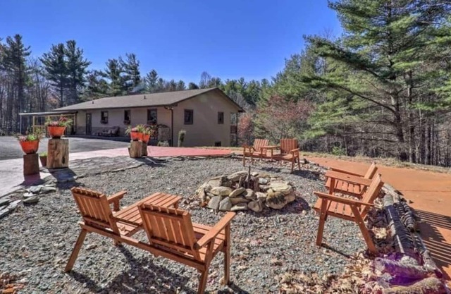 Jornets Cabin - Newland home with woodburning fireplace, foosball, fire pit