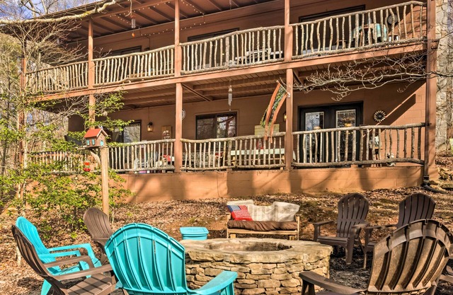 'Joshua’s Lodge' w/ Hot Tub + Mountain Views!