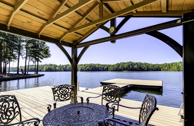 Journeys End - Incredible Views!! Lakefront cabin retreat with Flat Lot