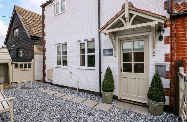 JOY'S COTTAGE, pet friendly, character holiday cottage in Snettisham