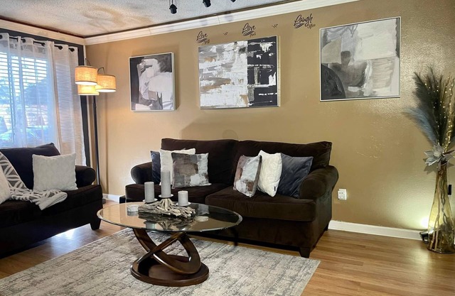 Joyful 3 bedroom with fireplace. Centralized location
