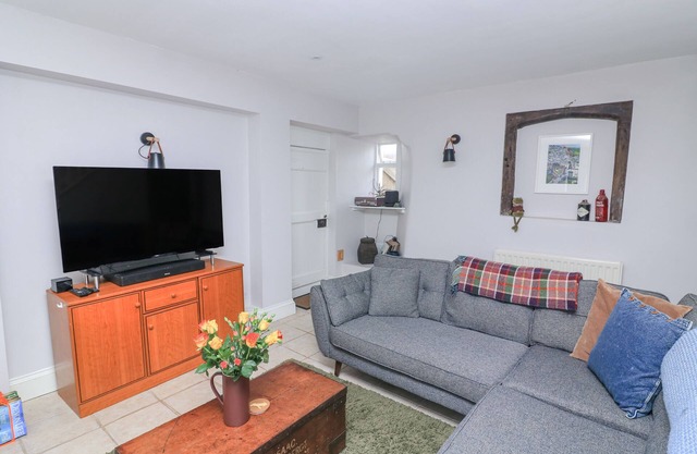 JOYMEAD, pet friendly, character holiday cottage in Malborough