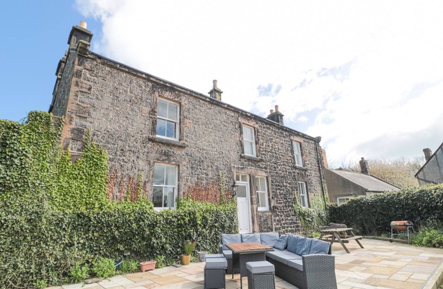 JUBILEE HOUSE, pet friendly, with a garden in Embleton