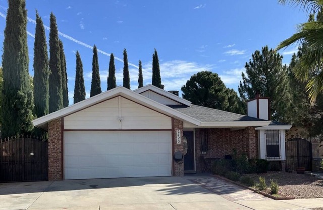 Juliette’s place for 8 guests 3 bedrooms/ 2 bath’s, 5 beds, private backyard