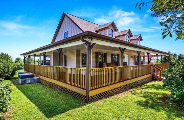 Beautiful Boyd's Creek Sevierville location, great views, no traffic!