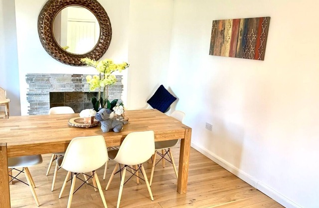 JUNE GARDENS - Cheerful 3-Bedroom House with Parking on Premises