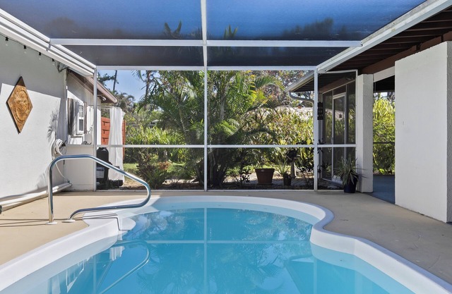 Jungle Cottage 1mi to beach on 1+acre with pool