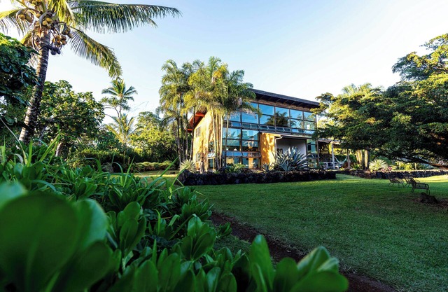 Stunning Oceanside Glass Villa - minutes from Hot Springs & Beach!
