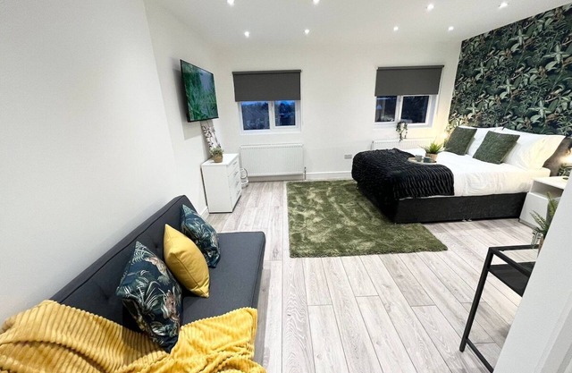 Jungle Oasis in London- Sleeps 4