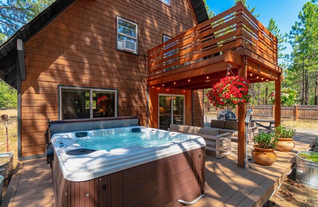Juniper and Pine - A Dog-Friendly Cabin w/Fenced Yard in Sisters, OR