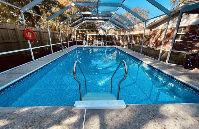 "Juniper Junction" - Covered Pool / Entertainer’s Dream / 10 Minutes from Beach