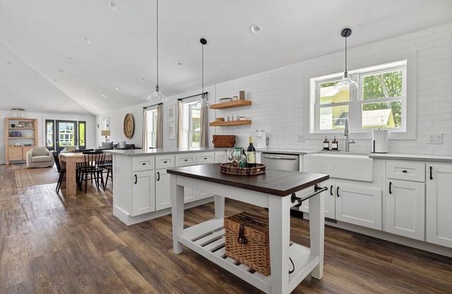 Juniper Presents: A Classy Cottage w/ Hot Tub, Deck, Fire Pit, near Beach