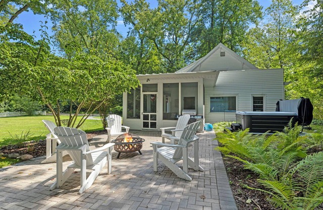 Juniper Presents: A Classic Lakeside Cottage w/ Hot Tub, Steps from the Beach