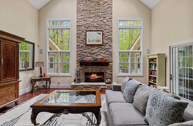 Juniper Presents: Harbor Ctry-Gorgeous Cape Cod Home-1.7 wooded acres w/ hot tub