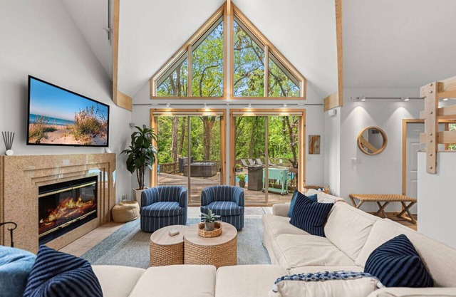 Juniper Presents: Treehouse Oasis w/Pool, Hot Tub, Fire Pit + Walk to Beach