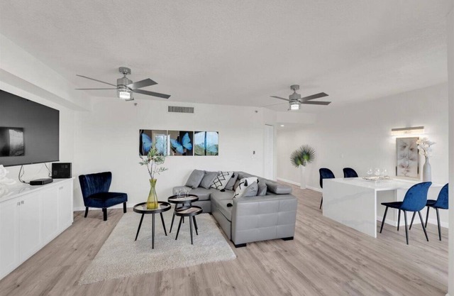 Jupiter Bay Resort Condo, steps to the beach! Comfortably sleeps family of 4!