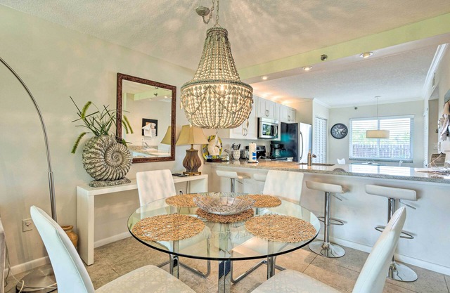 Jupiter Condo w/ Pool Access, Walk to Beach!