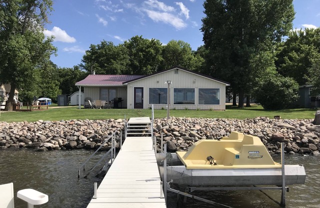 Dakota View Cabin - À seulement 15 pieds de la pêche et du plaisir! 10 couchages.