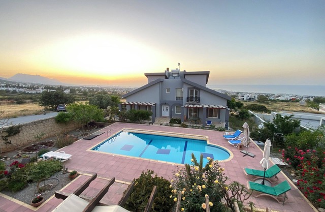 Just 5 mins all amenities & beaches by driving, city center 10-15 mins