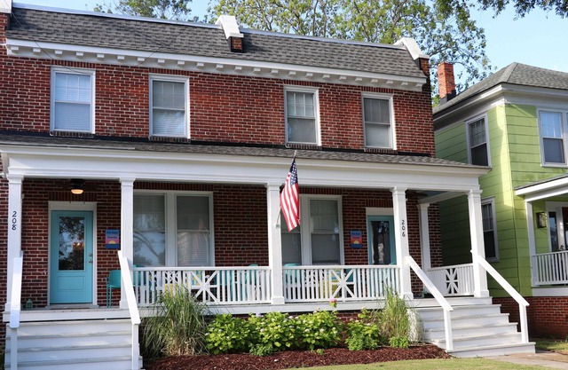 Just a few steps from the beach and 3 blocks from downtown!